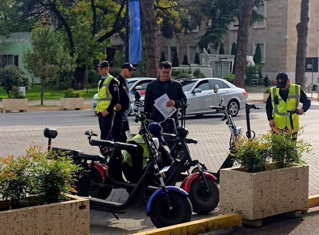 Ndalimi i patinave elektrike në rrugë e trotuare, qytetarët do të duhet të presin kuadrin e ri ligjo